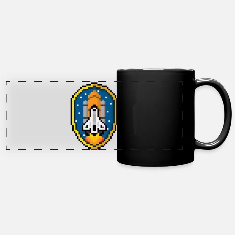 Space Shuttle Badge (Pixel art/Space-Badge) - Panorama-Tasse farbig - Schwarz
