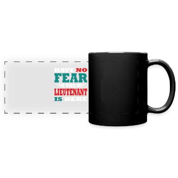 Have no Fear the Leutnant is here Outfit - Panorama-Tasse farbig - Schwarz - Vorne
