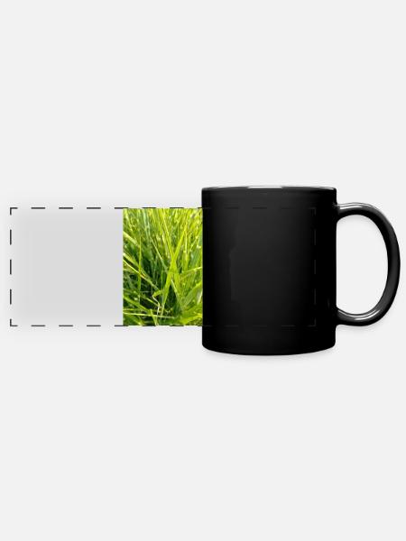 Grasduft Nahaufnahme - Panorama-Tasse farbig - Schwarz