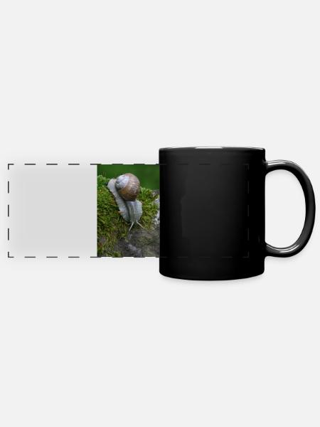 Flüstern der Schnecke im Moos - Panorama-Tasse farbig - Schwarz
