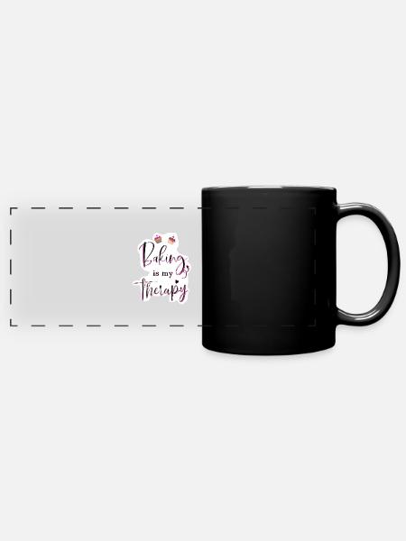 Baking is my Therapy! - Panorama-Tasse farbig - Schwarz