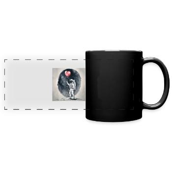 Astronaut auf Mond mit rotem Ballon in Herzform - Panorama-Tasse farbig - Schwarz - Vorne