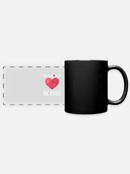 Dans un monde où vous pouvez être n’importe quoi être gentil - - Mug panoramique uni - noir