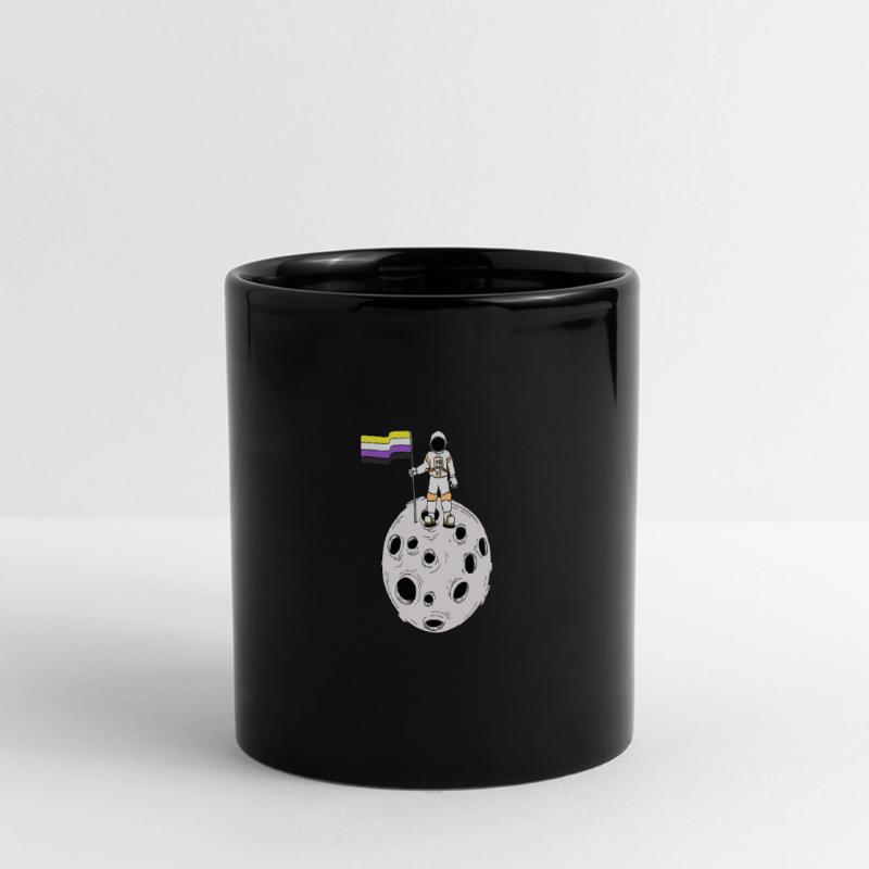 Nonbinary-Astronaut auf dem Mond Nonbinary-Flagge Panorama-Tasse farbig