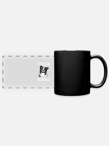 Ne sous-estimez jamais une vieille femme avec une frontière - Mug panoramique uni - noir