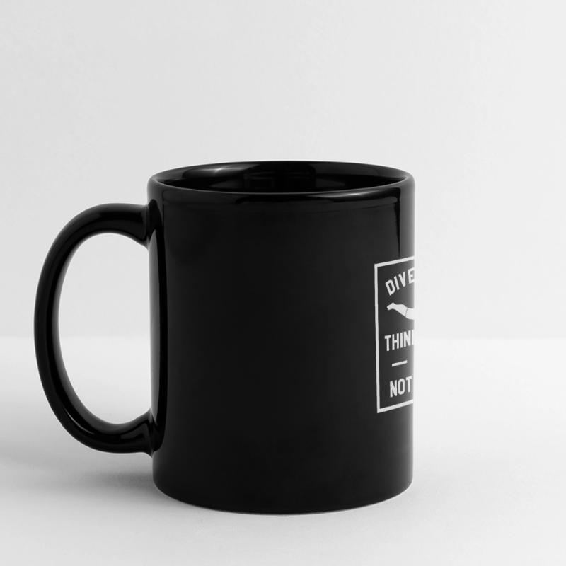 Erst tauchen, später denken oder gar nicht Klippenspringen Panorama-Tasse farbig