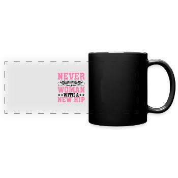 Ne sous-estimez jamais une femme avec une nouvelle hanche 8 - Mug panoramique uni - noir - Devant