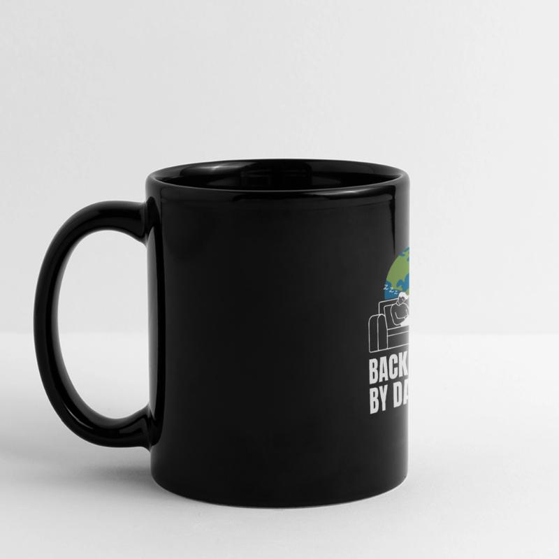 Backpacker by Day Couch Sleeper by Night Panorama-Tasse farbig