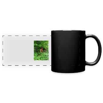 Rotes im Grünen - Panorama-Tasse farbig - Schwarz - Vorne
