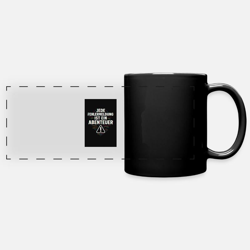 Jede Fehlermeldung ist ein Abenteuer – IT-Humor - Panorama-Tasse farbig - Schwarz