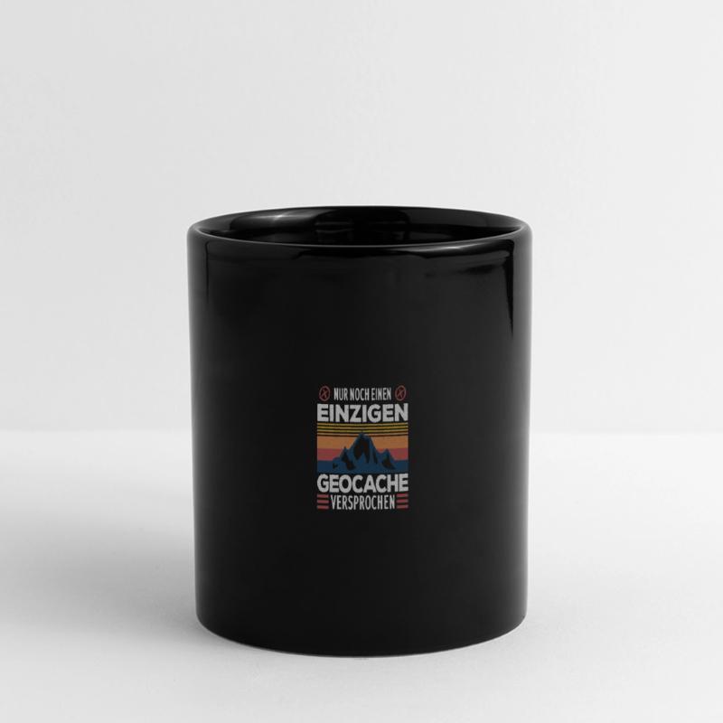 Nur noch einen einzigen Cache .. Geocaching Spruch Panorama-Tasse farbig