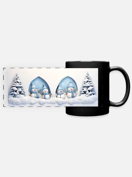 Kleiner Schneemann mit Weihnachtsbäumen - Panorama-Tasse farbig - Schwarz