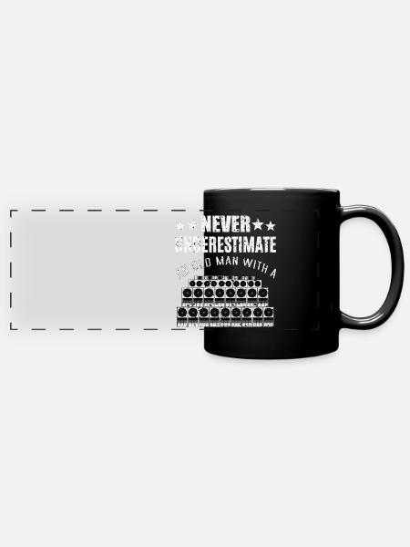 Alter Mann Mit Soundsystem - Panorama-Tasse farbig - Schwarz
