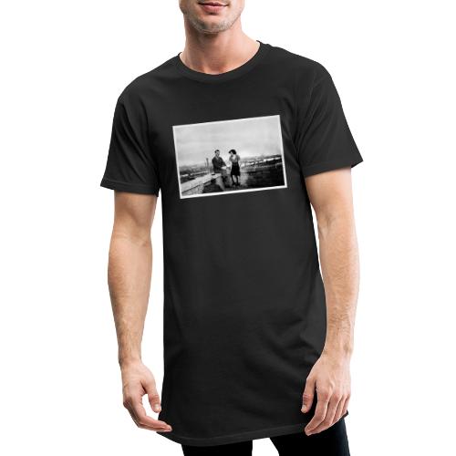 Verliebtes Paar auf Mauer sitzend | Vintage Shirt - Männer Urban Longshirt