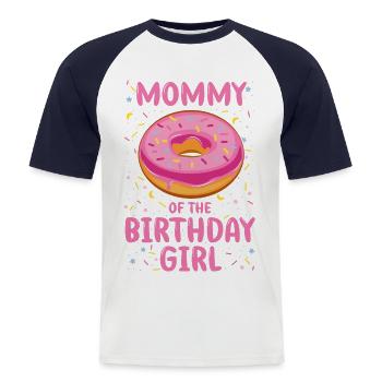 Maman de la fille d’anniversaire - T-shirt baseball manches courtes Homme - blanc/marine - Devant - Nik (191cm)