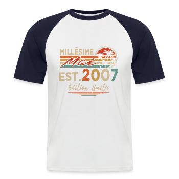 Millésime Né(e) Mai 2007 Cadeau Anniversaire - T-shirt baseball manches courtes Homme - blanc/marine - Devant - Nik (191cm)