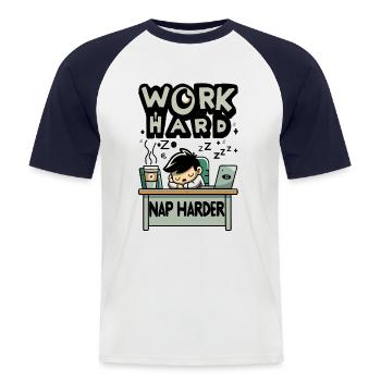 Arbeite hart und Schlafe härter- Kaffee Pause Büro - Männer Baseball-T-Shirt - Weiß/Navy - Vorne - Nik (191cm)