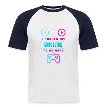 J’ai mis mon jeu en pause pour être ici Design - T-shirt baseball manches courtes Homme - blanc/marine - Devant - Nik (191cm)