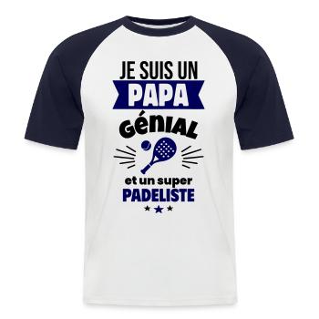 Papa génial & padéliste – idée fête des pères - T-shirt baseball manches courtes Homme - blanc/marine - Devant - Nik (191cm)