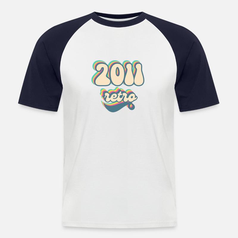 2011 Retro Geschenkidee - Männer Baseball-T-Shirt - Weiß/Navy