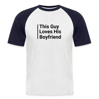 Ce mec aime son petit ami - T-shirt baseball manches courtes Homme - blanc/marine - Devant - Nik (191cm)