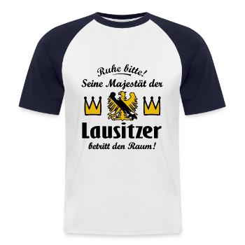 König aus der Lausitz - Männer Baseball-T-Shirt - Weiß/Navy - Vorne - Nik (191cm)