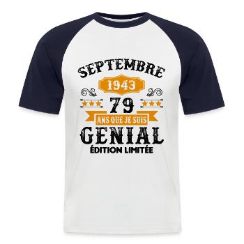 79 Ans Anniversaire Vintage Né(e) Septembre 1943 - T-shirt baseball manches courtes Homme - blanc/marine - Devant - Nik (191cm)