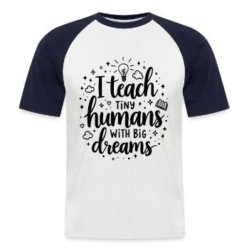 J’enseigne à Tiny Humans Big Dreams Formateur d’enseignants - T-shirt baseball manches courtes Homme - blanc/marine - Devant - Nik (191cm)