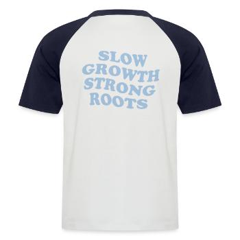 Slow Growth, Strong Roots– Friendly Reminder Blau - Männer Baseball-T-Shirt - Weiß/Navy - Hinten - Nik (191cm)
