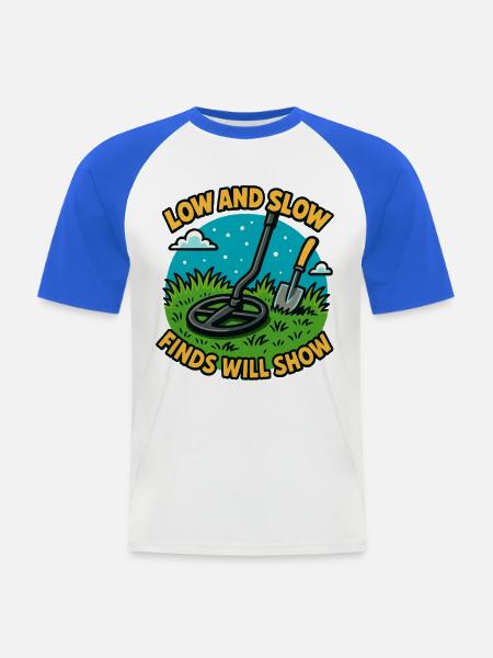 Niedrige und langsame Funde zeigen Metallerkennung - Männer Baseball-T-Shirt - Weiß/Royalblau