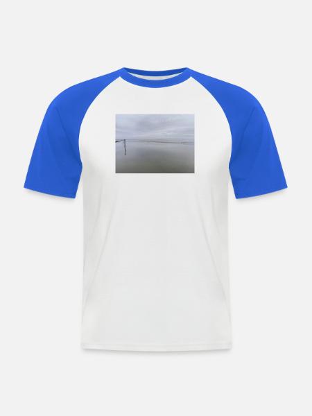 Stiller Meeresufer mit Himmelreflexion - Männer Baseball-T-Shirt - Weiß/Royalblau