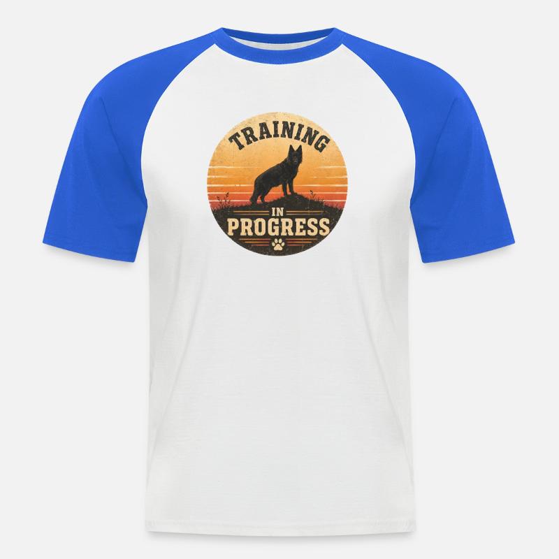 Training in Progress - Männer Baseball-T-Shirt - Weiß/Royalblau