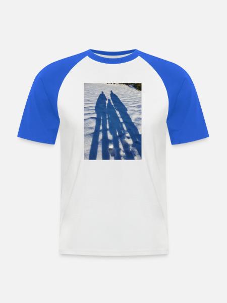 Winterschatten im Duo auf Schnee - Männer Baseball-T-Shirt - Weiß/Royalblau