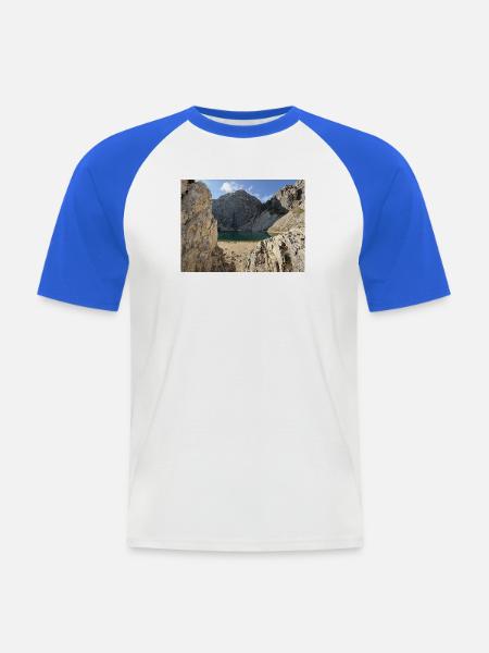 Felsiger Bergsee im Sonnenlicht - Männer Baseball-T-Shirt - Weiß/Royalblau