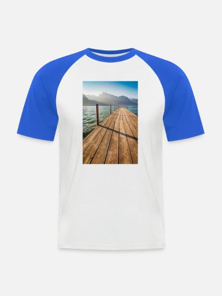 Holzsteg am Bergsee im Sonnenlicht - Männer Baseball-T-Shirt - Weiß/Royalblau
