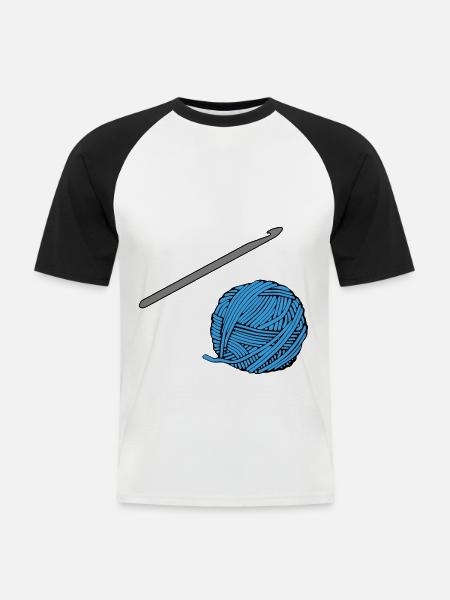 Blaues Häkel-Garn mit Häkelnadel - Männer Baseball-T-Shirt - Weiß/Schwarz