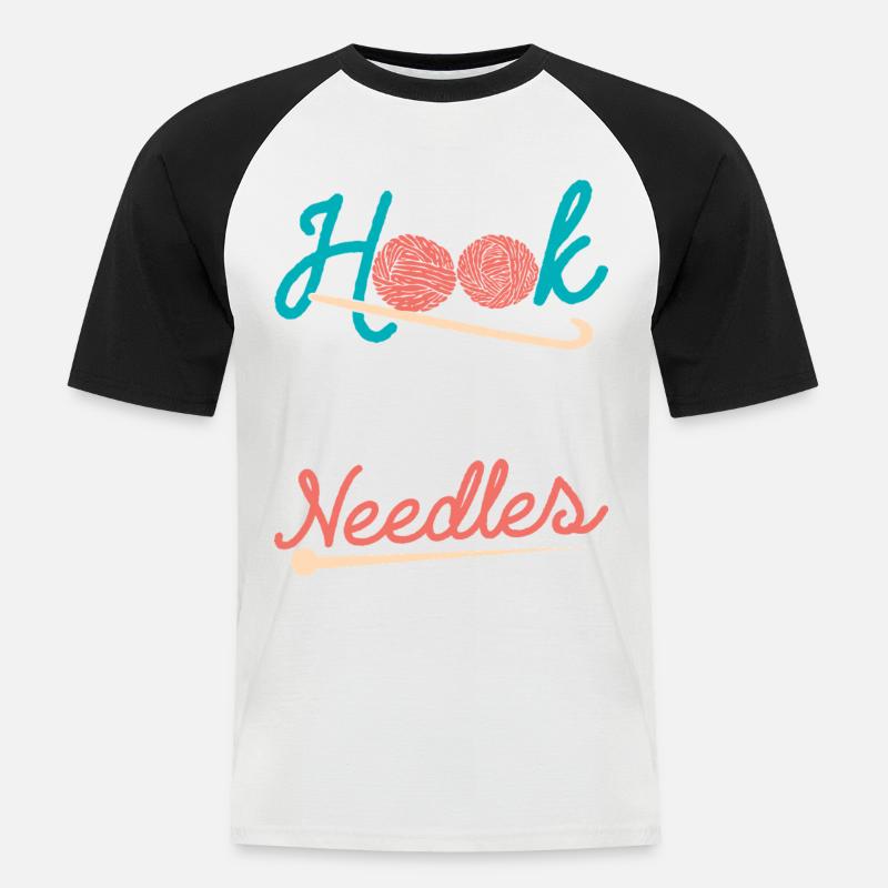 Hook Beats Needles Häkelhäkelgarn - Männer Baseball-T-Shirt - Weiß/Schwarz
