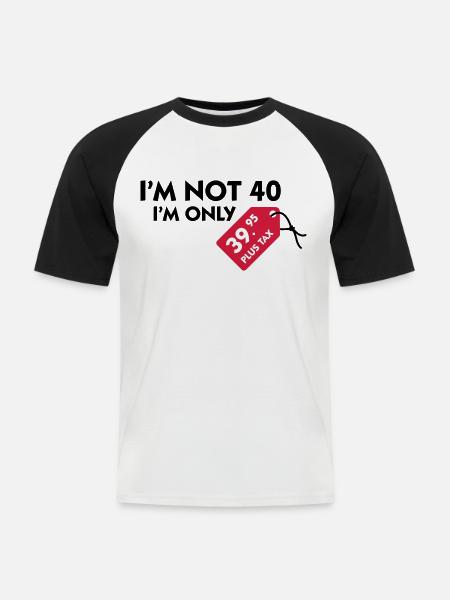 Jeg er ikke 40. Jeg er kun 39,99 € plus skat - Kortærmet herre-baseballshirt - hvid/sort