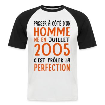 Anniversaire 20 ans - Né en Juillet 2005 - T-shirt baseball manches courtes Homme - blanc/noir - Devant - Nik (191cm)