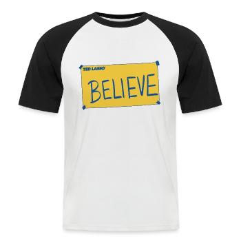 Ted Lasso Believe Gelb Blau - Männer Baseball-T-Shirt - Weiß/Schwarz - Vorne - Nik (191cm)