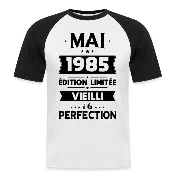 Anniversaire 40 ans - Mai 1985 Perfection - T-shirt baseball manches courtes Homme - blanc/noir - Devant - Nik (191cm)