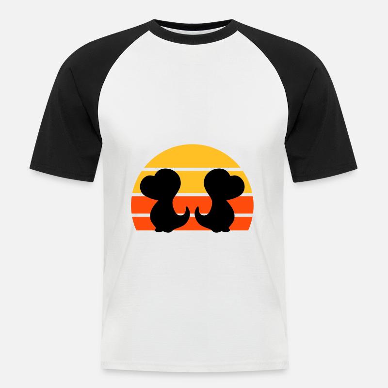 Zwei Dinosaurierbabys vor Halbsonne - Männer Baseball-T-Shirt - Weiß/Schwarz