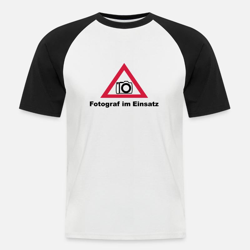 Fotograf im Einsatz - Männer Baseball-T-Shirt - Weiß/Schwarz