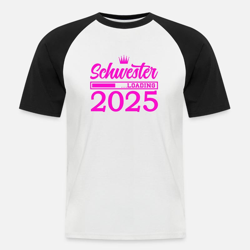schwester 2025 loading - Männer Baseball-T-Shirt - Weiß/Schwarz