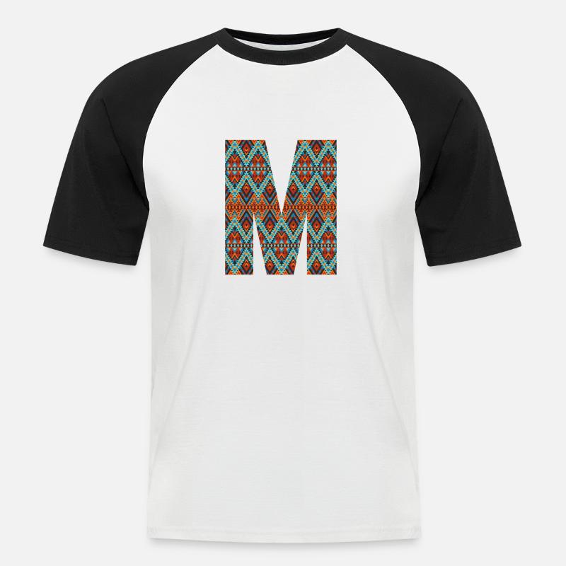 Lettera M- disegno boho, monogramma colorato - Maglia da baseball a manica corta da uomo - bianco/nero
