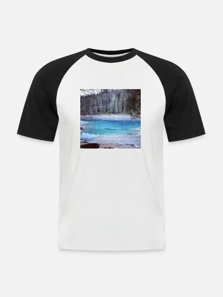 Bergsee im Winter - Männer Baseball-T-Shirt - Weiß/Schwarz