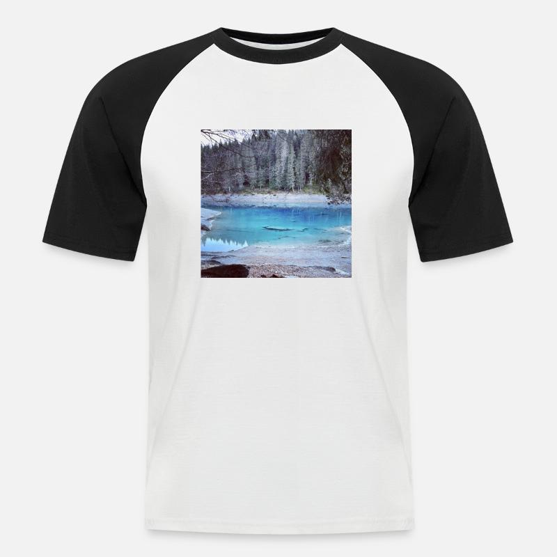 Bergsee im Winter - Männer Baseball-T-Shirt - Weiß/Schwarz
