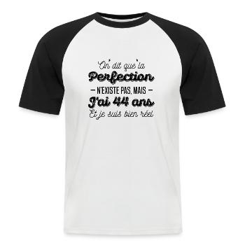 44 ans de perfection / humour anniversaire 44 ans - T-shirt baseball manches courtes Homme - blanc/noir - Devant - Nik (191cm)