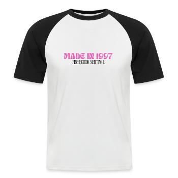 Gemaakt in 1997 - Perfectie sinds dag 1 - Mannen baseballshirt korte mouw - wit/zwart - Voor - Nik (191cm)