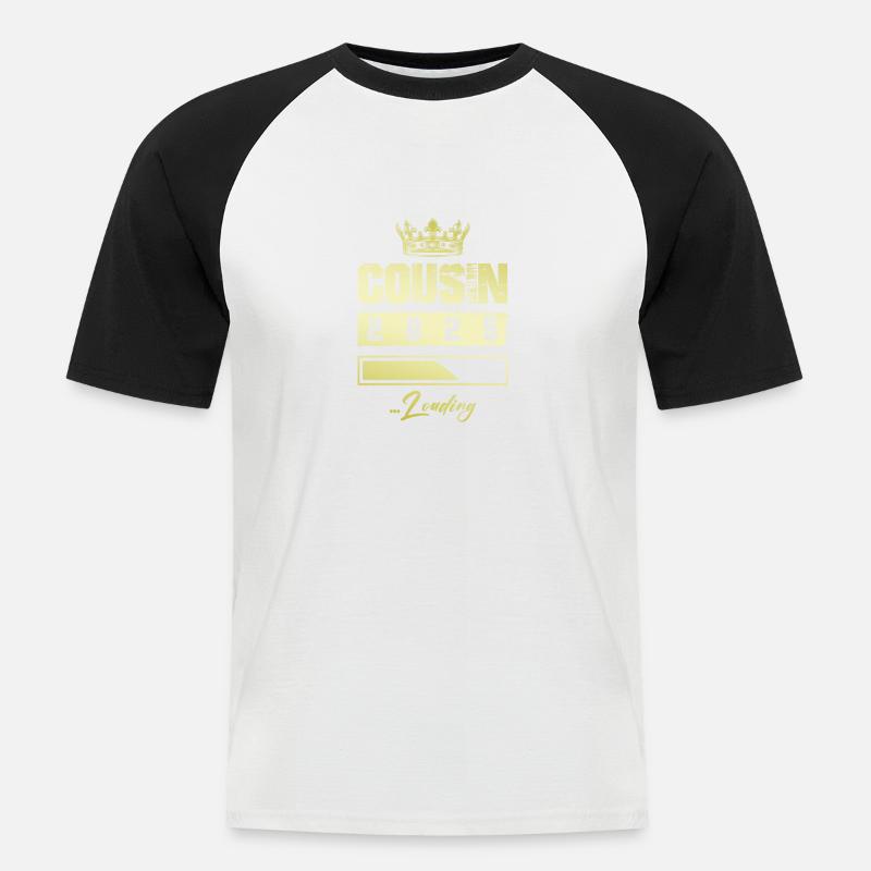 Cousin 2025 Loading - Männer Baseball-T-Shirt - Weiß/Schwarz